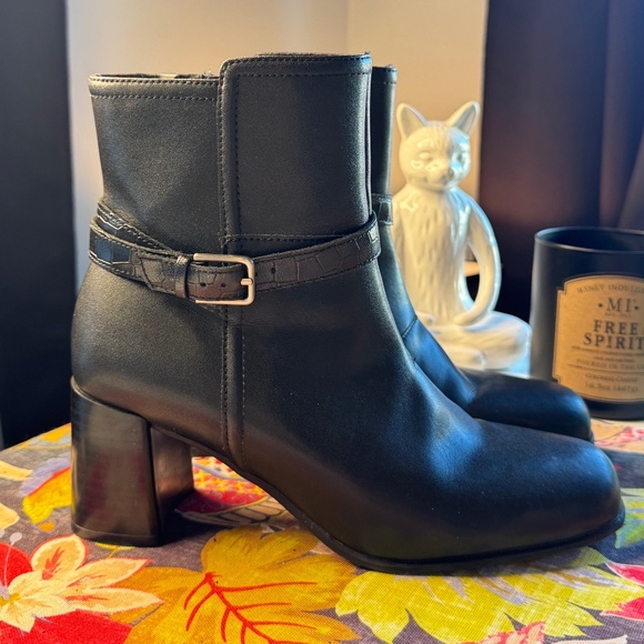 Clarks Black Ankle Boots Sz 8.5 - Picture 1 of 9